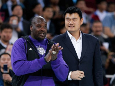 九游娱乐-姚明与NBA球员合影照曝光：体育界超级巨星同框，网友热议