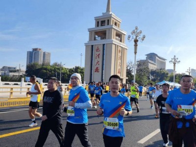 九游娱乐-英国足球先生登顶马拉松赛场，引来瞩目