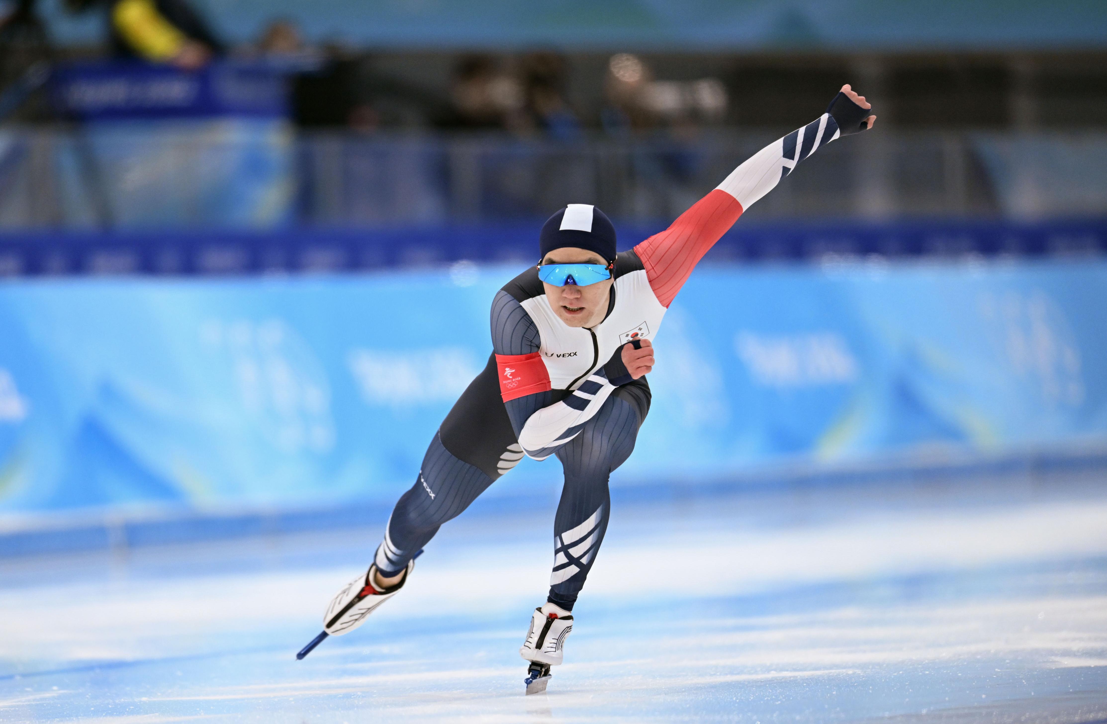 短道速滑选手飘逸冰面上，奋力冲刺