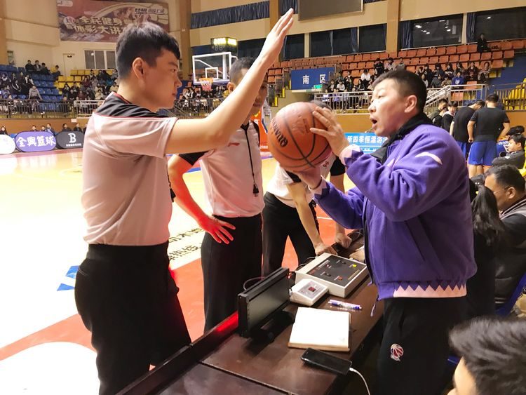篮球裁判员以专业态度执裁比赛