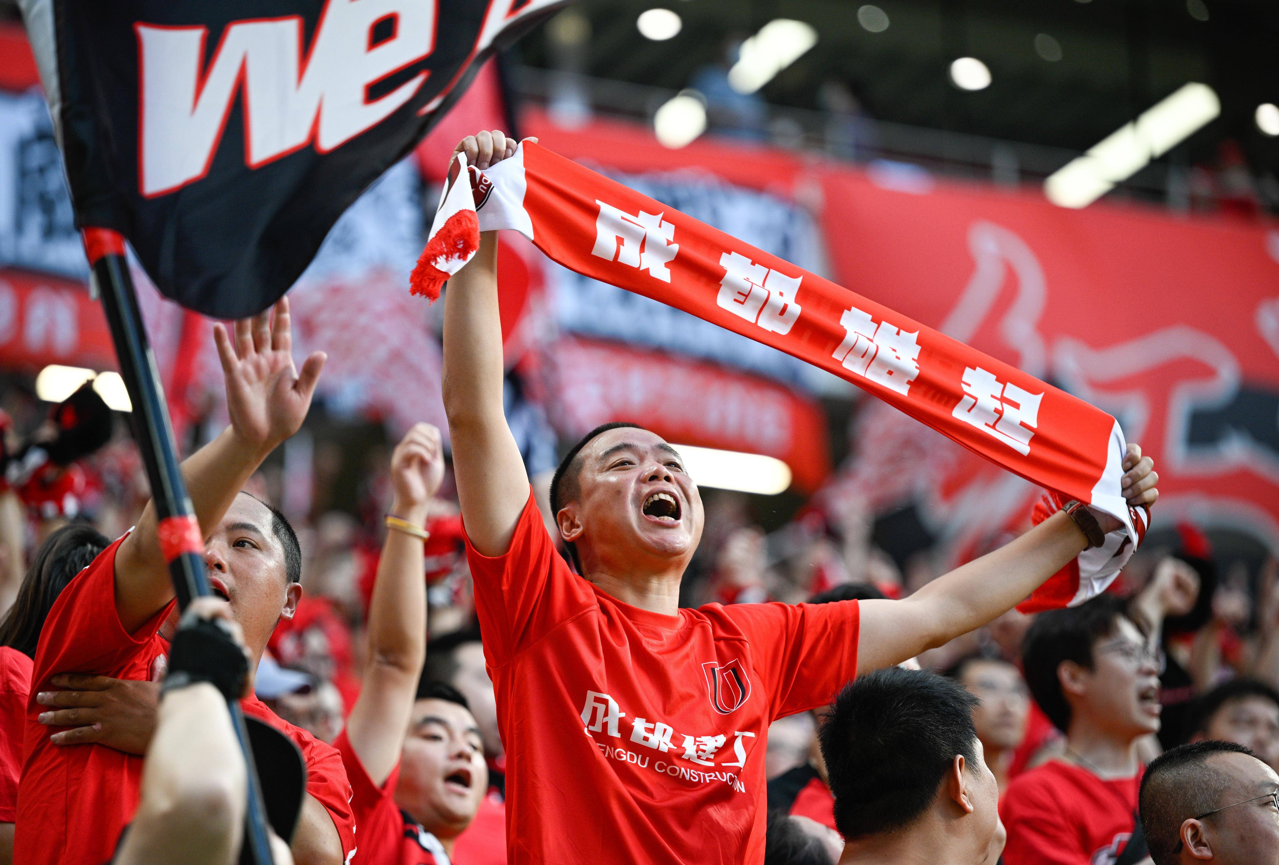 热情高涨！亚洲俱乐部比赛中的球迷狂热支持