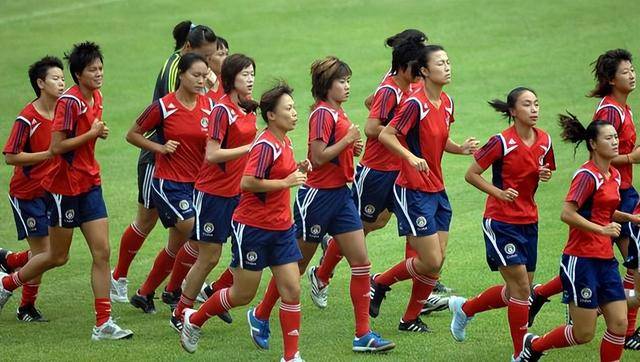中国女足登顶国际赛事，实力碾压对手在赛场上